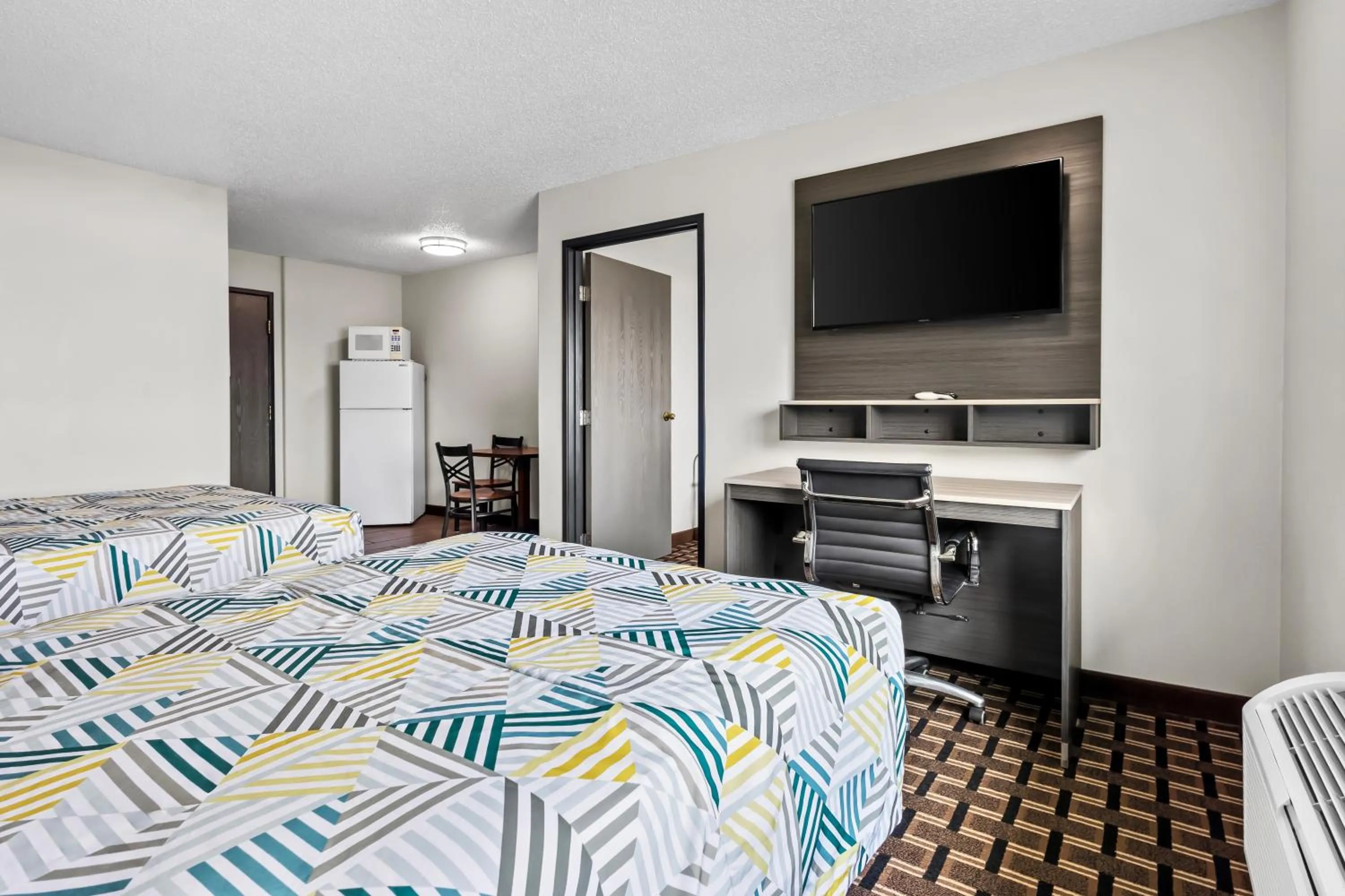 Photo of the whole room, Bed in Motel 6 North Sioux City, SD I 29 North