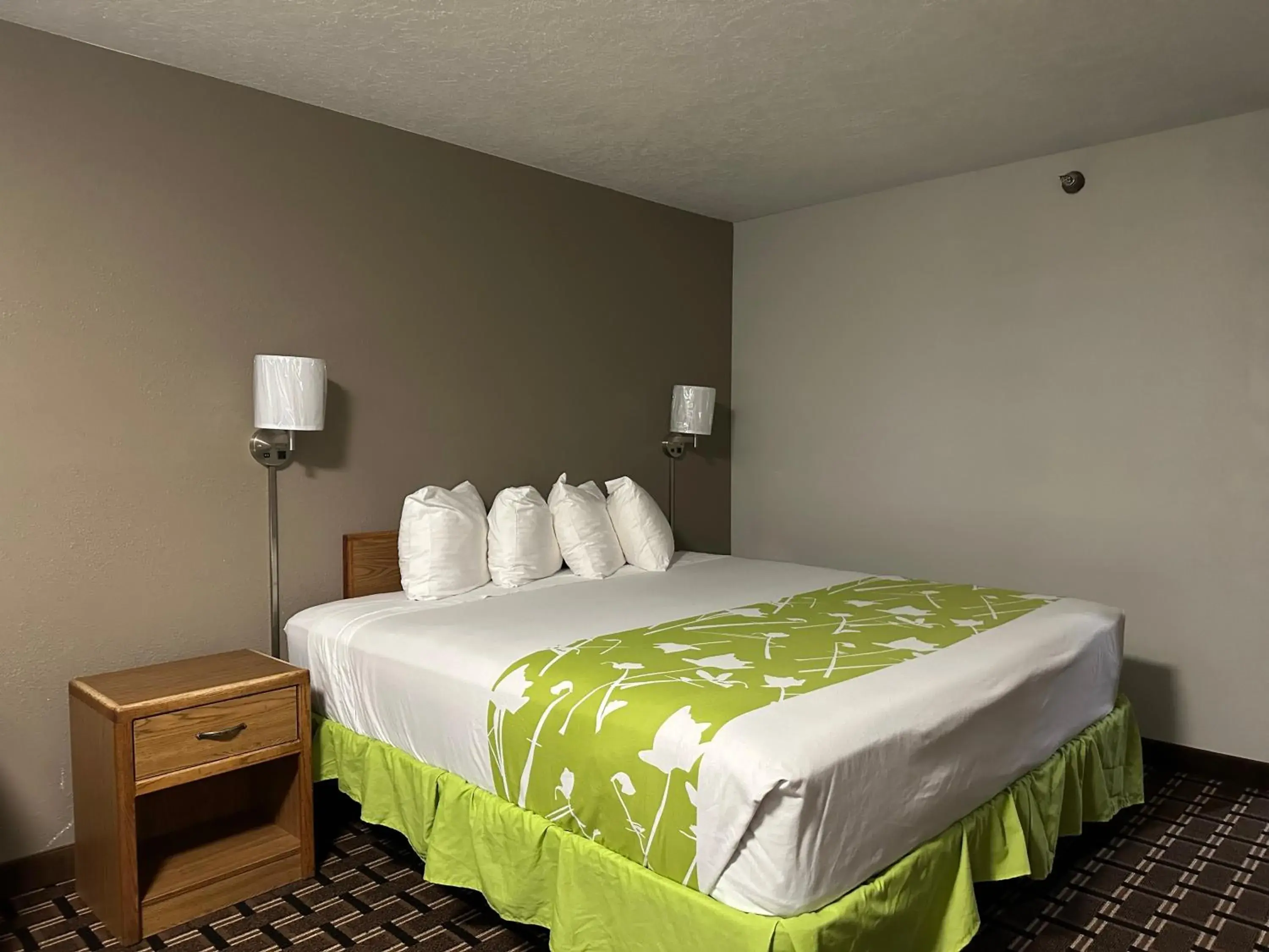 Bedroom, Bed in Rodeway Inn & Suites North Sioux City I-29