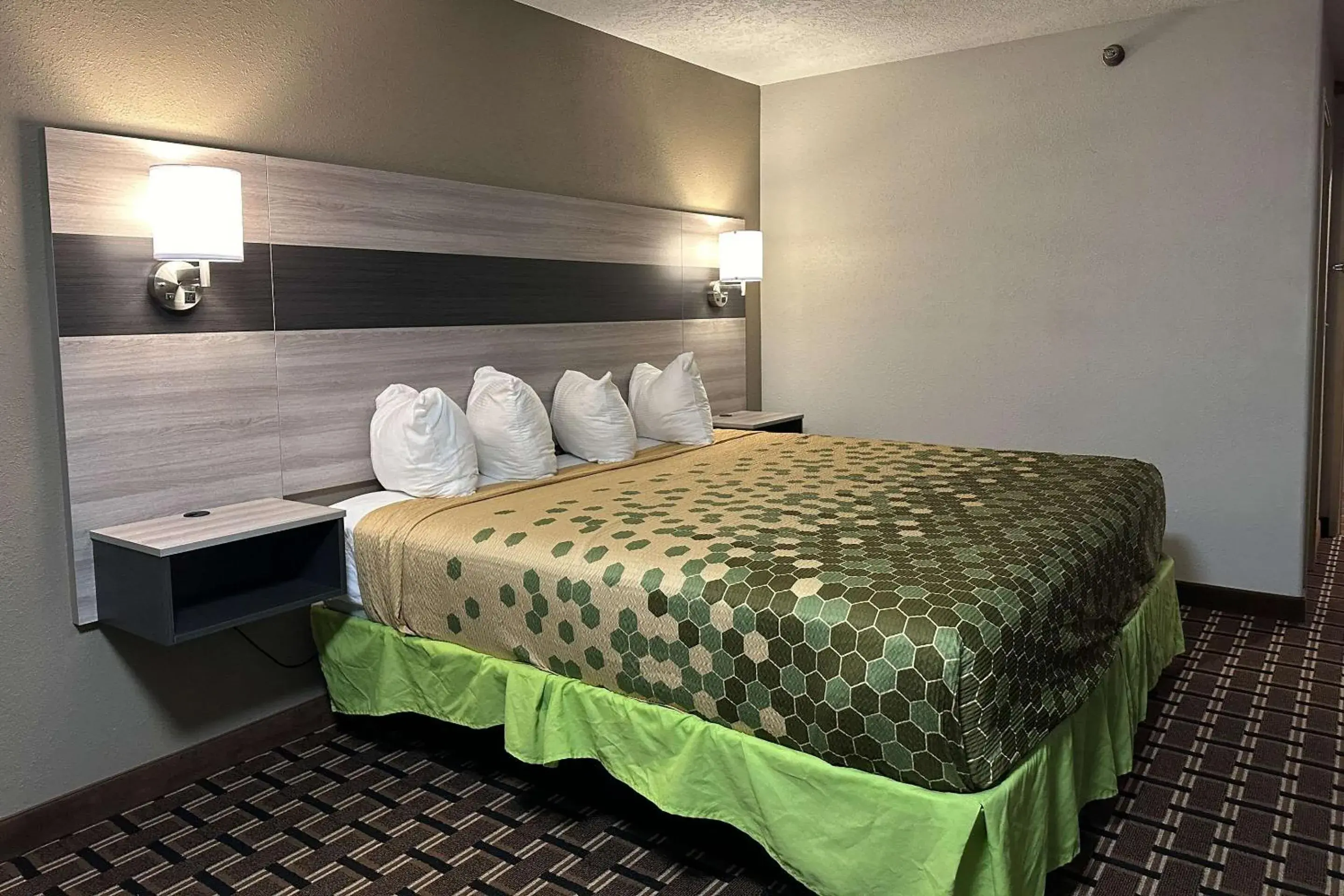 Bedroom, Bed in Rodeway Inn & Suites North Sioux City I-29