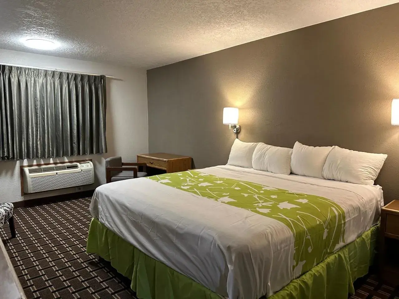 Bedroom, Bed in Rodeway Inn & Suites North Sioux City I-29