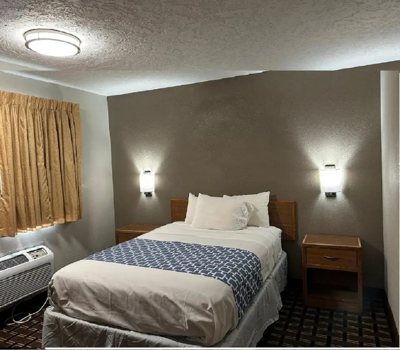 Bedroom, Bed in Rodeway Inn & Suites North Sioux City I-29