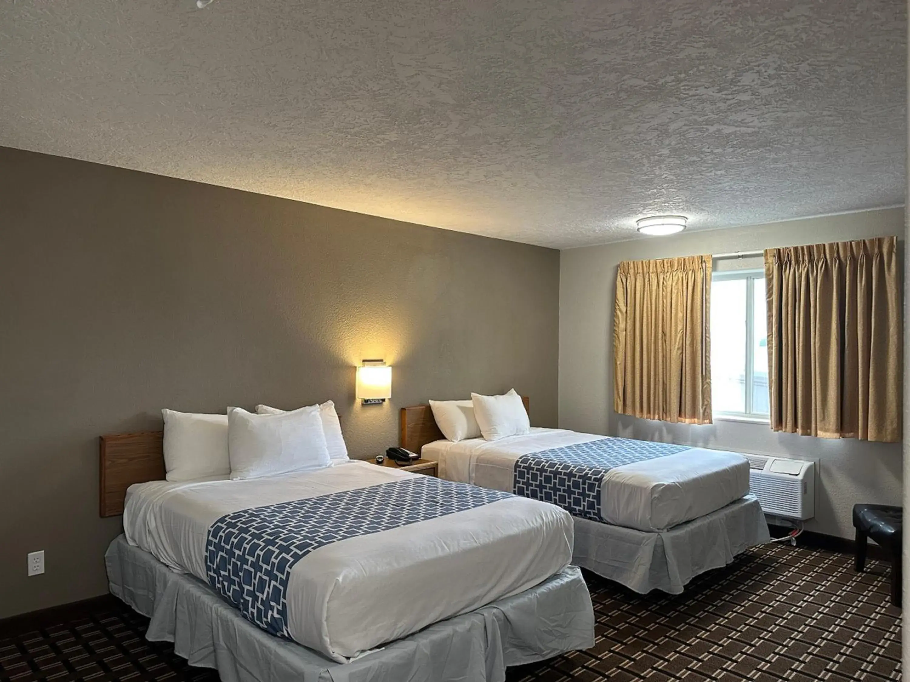 Bed in Rodeway Inn & Suites North Sioux City I-29