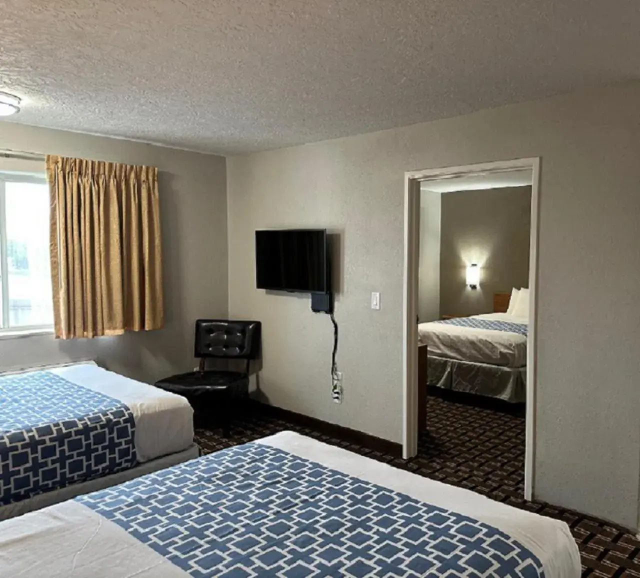 TV and multimedia, Bed in Rodeway Inn & Suites North Sioux City I-29