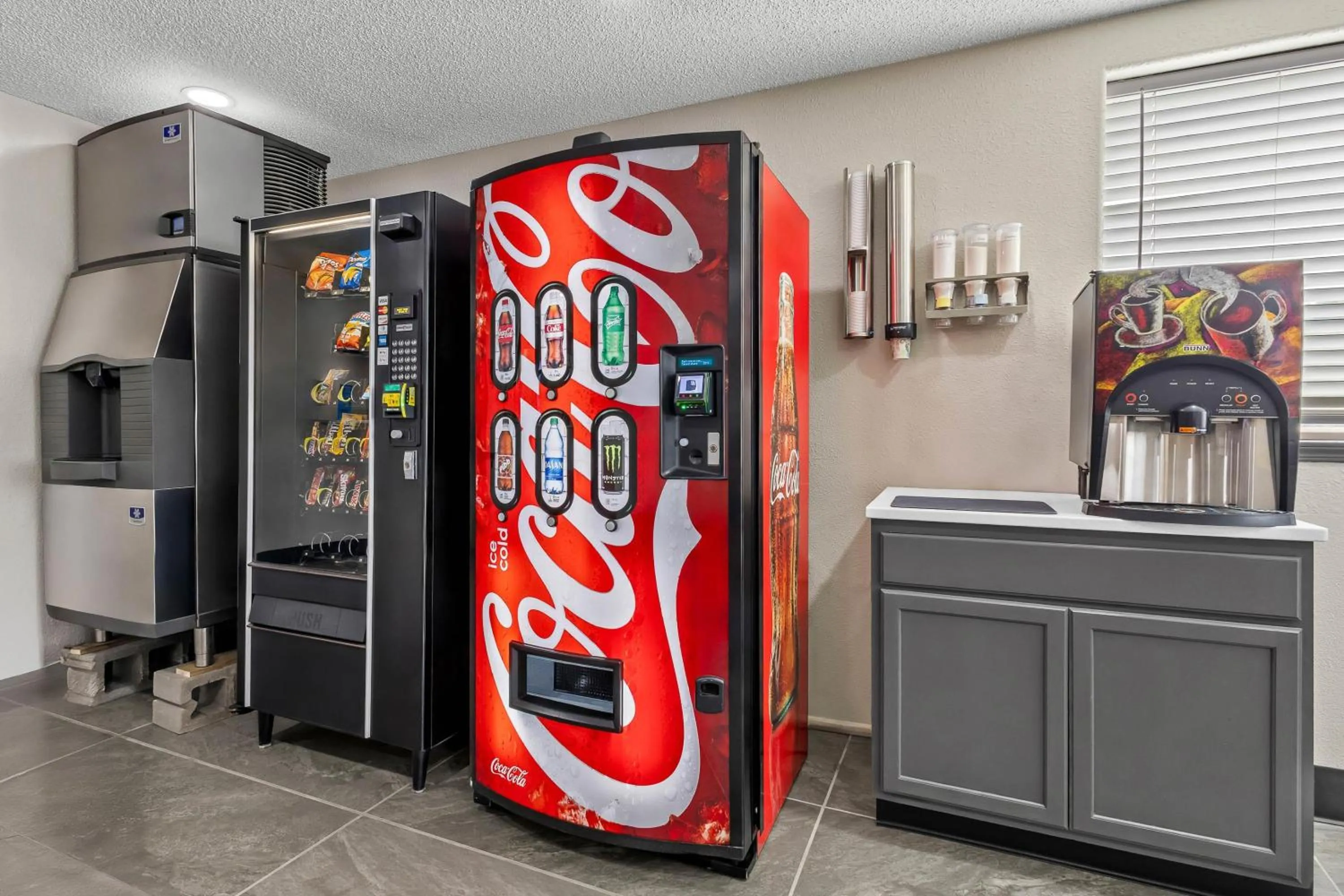 Property building in Motel 6 North Sioux City, SD I 29 North