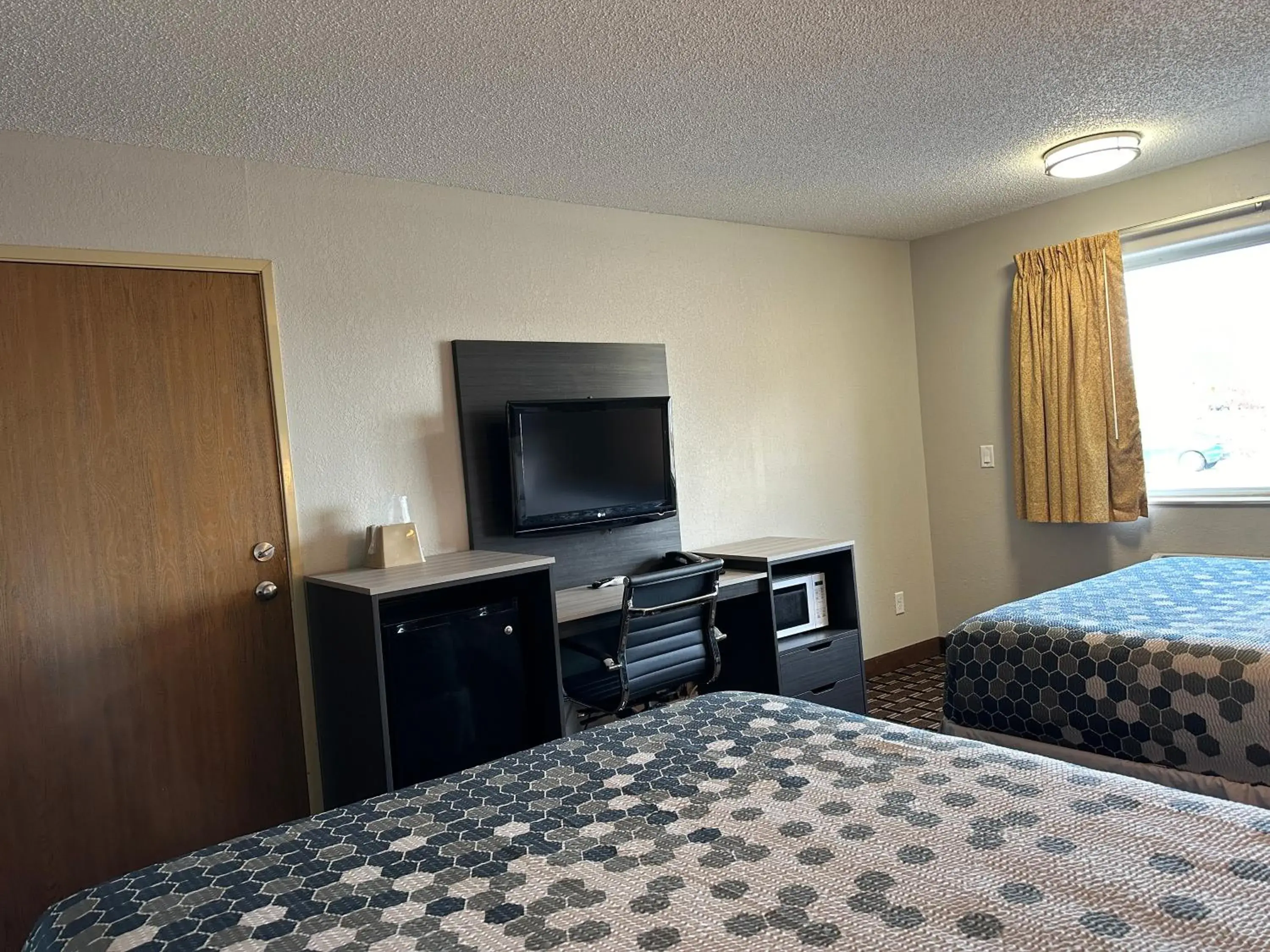 Bedroom, TV/Entertainment Center in Rodeway Inn & Suites North Sioux City I-29