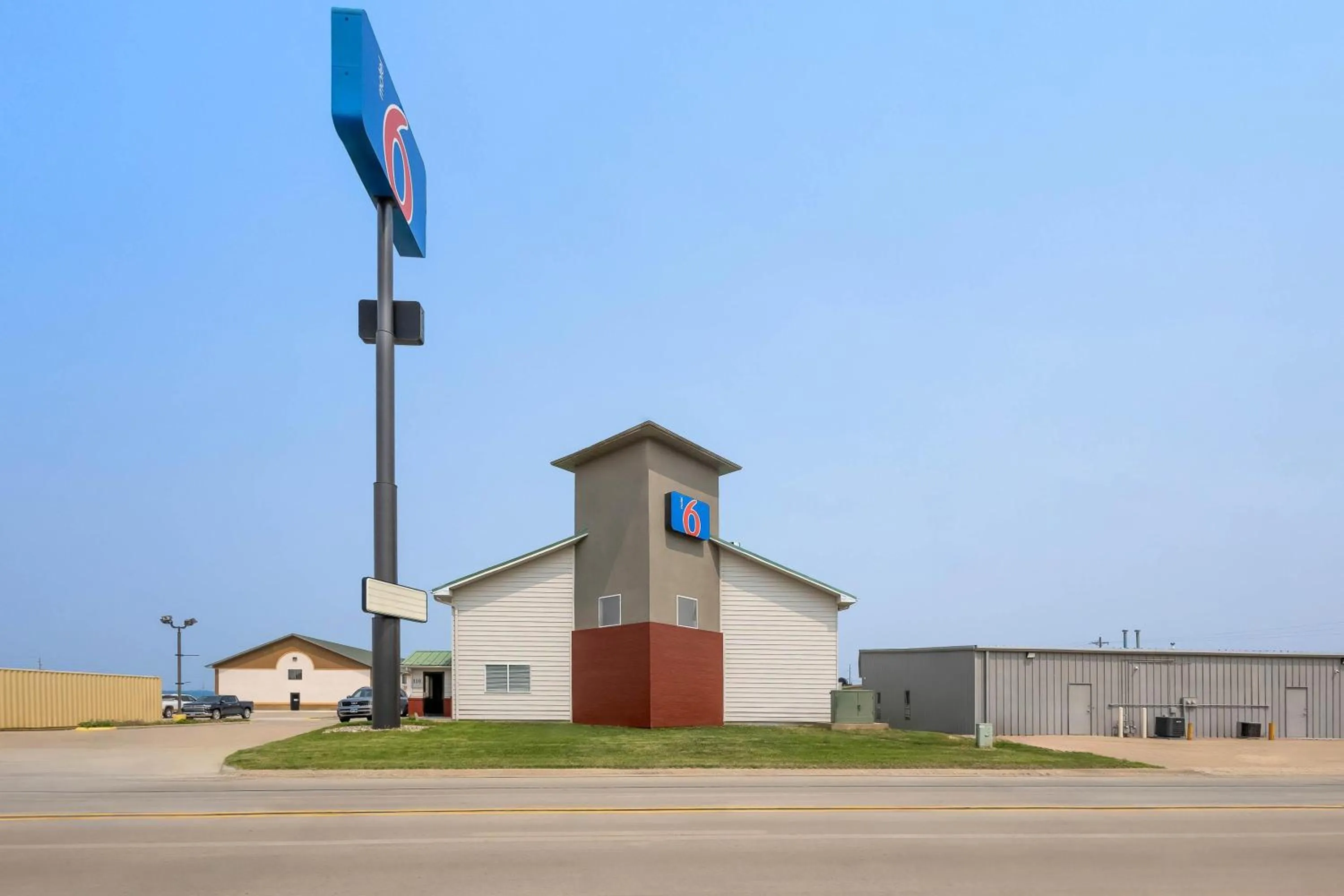 Property building in Motel 6 North Sioux City, SD I 29 North