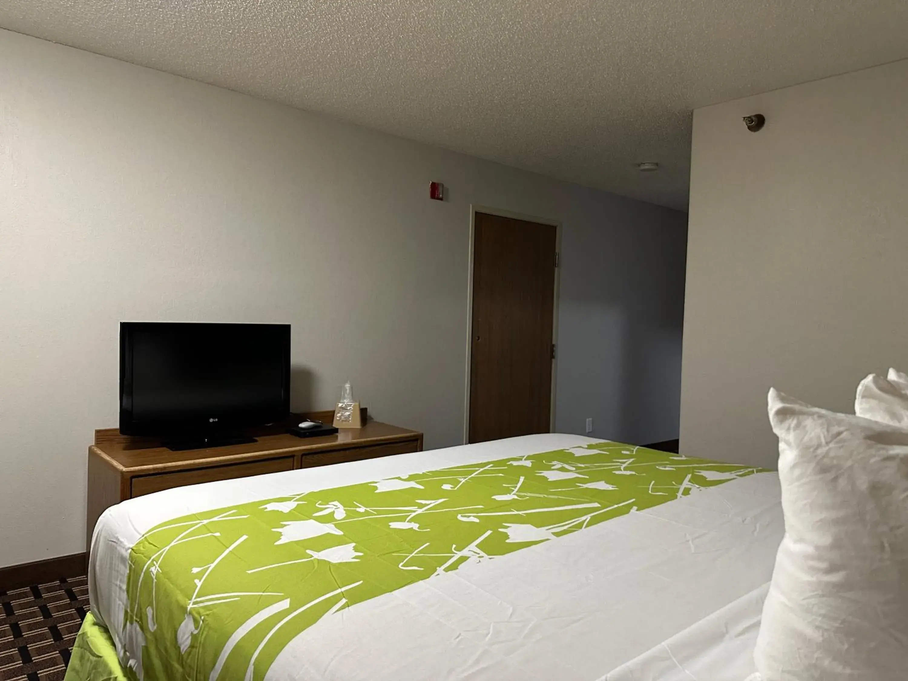 Bedroom, Bed in Rodeway Inn & Suites North Sioux City I-29