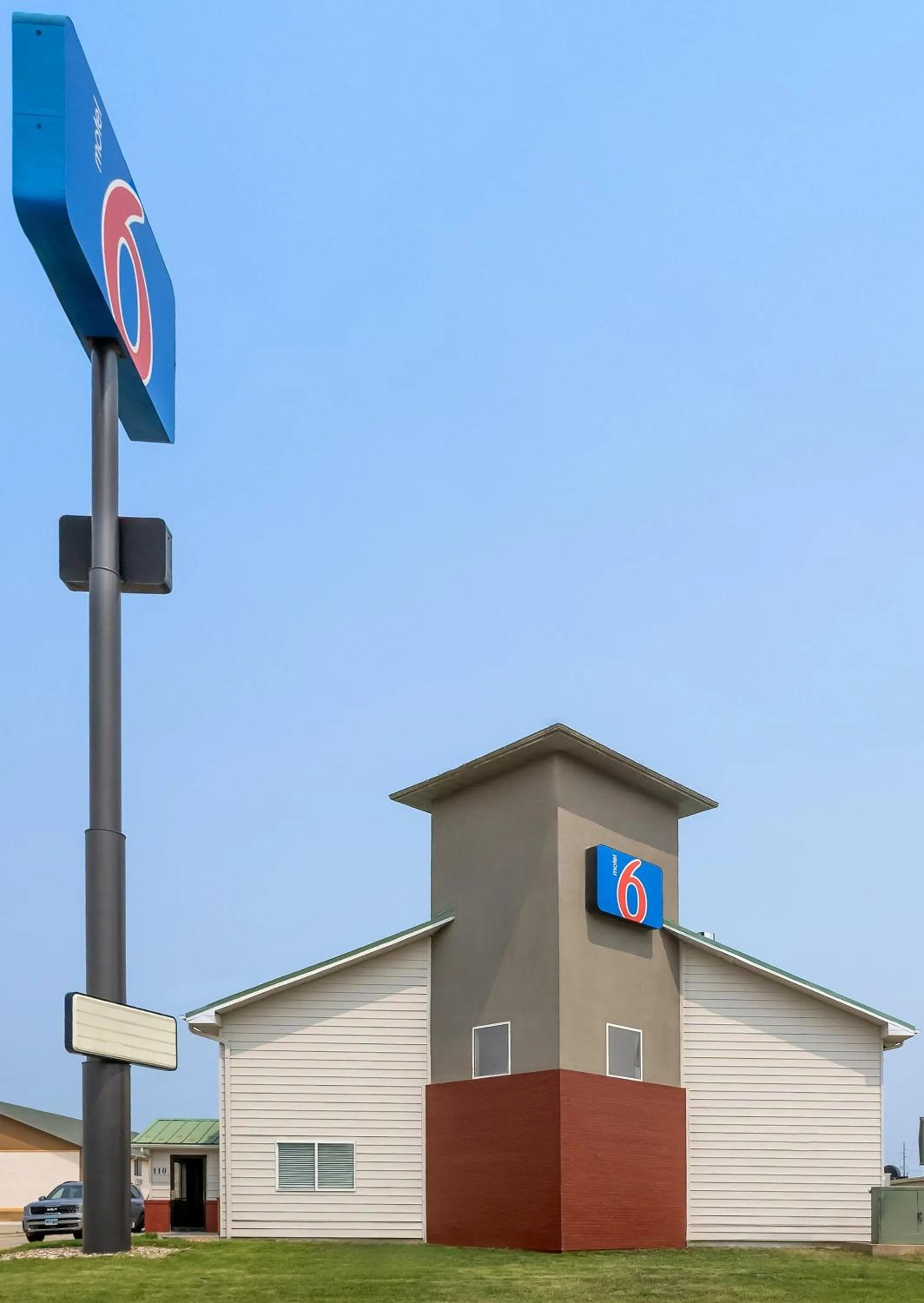 Property building in Motel 6 North Sioux City, SD I 29 North