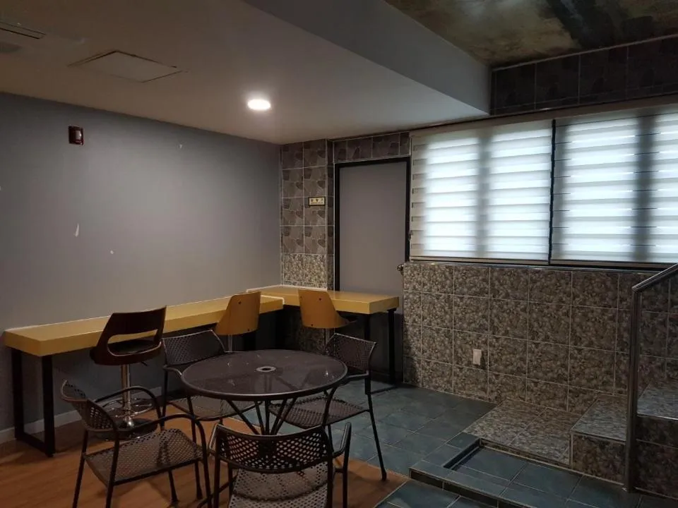 No.1 New Yorker Hotel