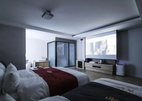 Bed in No.1 New Yorker Hotel