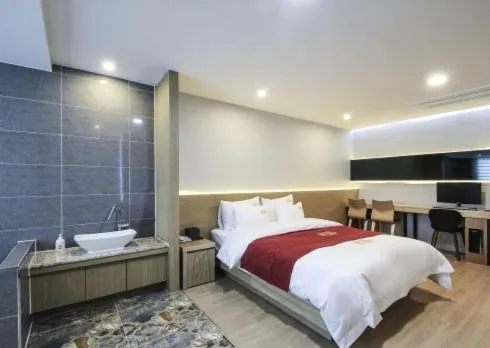 Bed in No.1 New Yorker Hotel