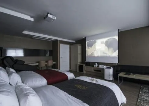 Bed in No.1 New Yorker Hotel