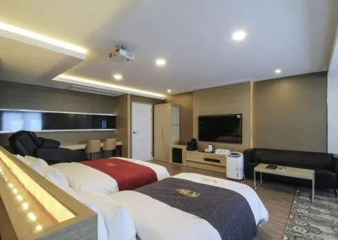 Bed in No.1 New Yorker Hotel