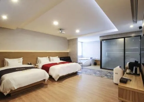 Bed in No.1 New Yorker Hotel