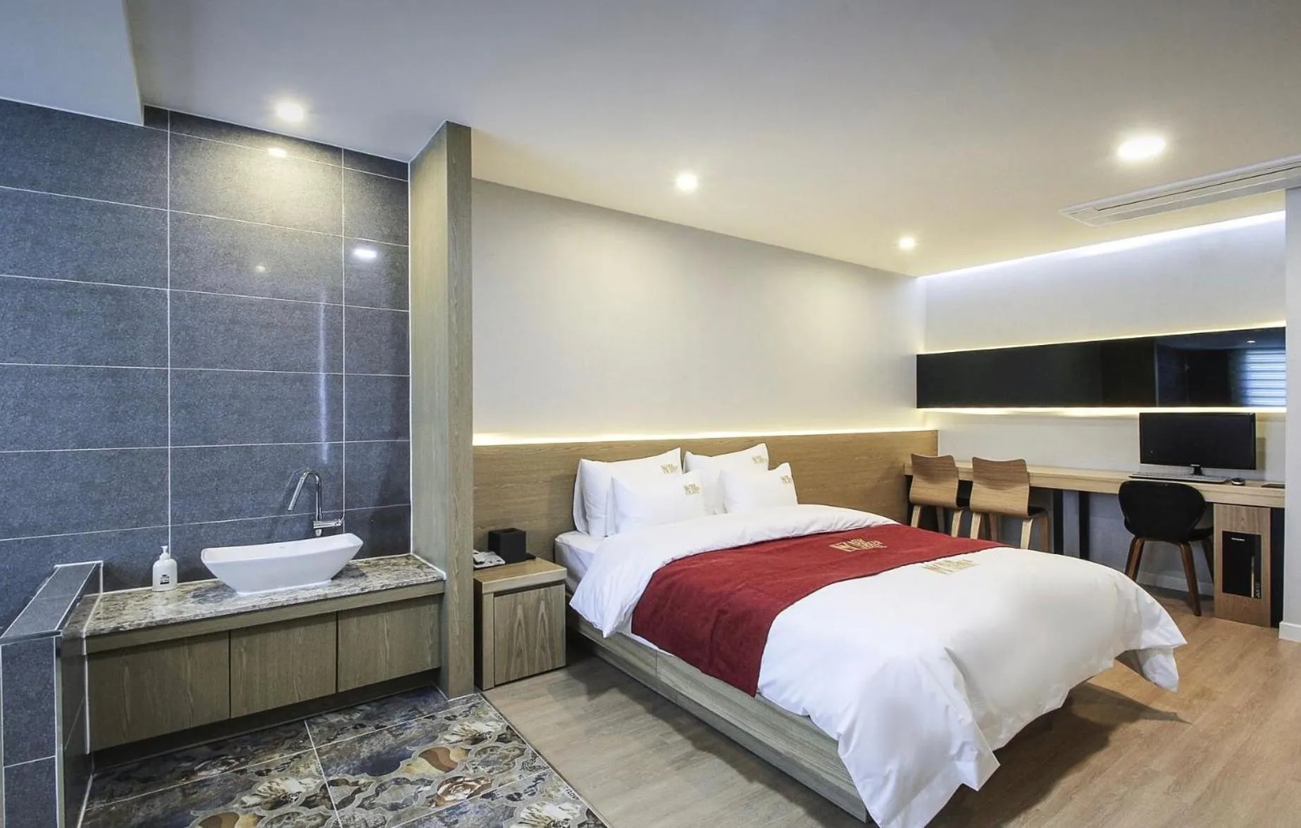 Bed in No.1 New Yorker Hotel