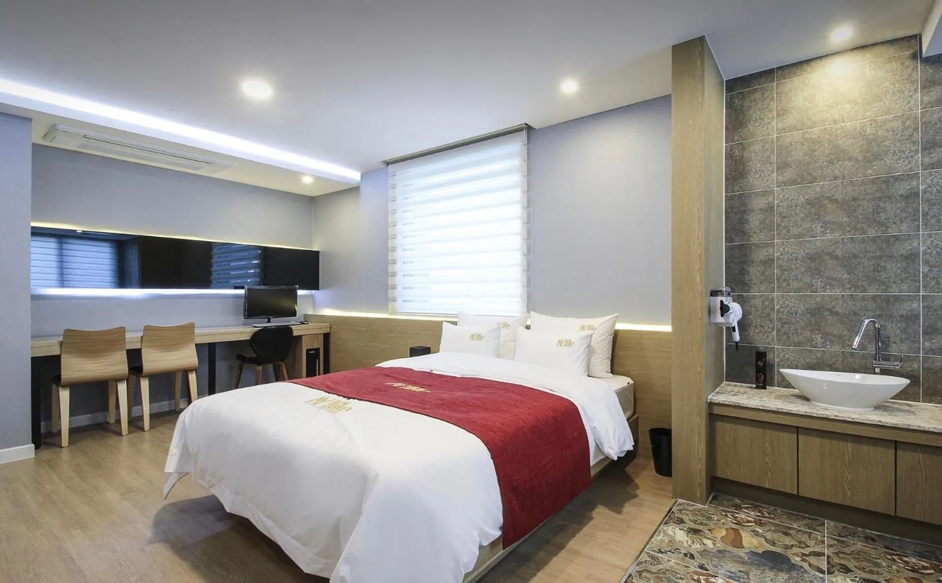 Bed in No.1 New Yorker Hotel