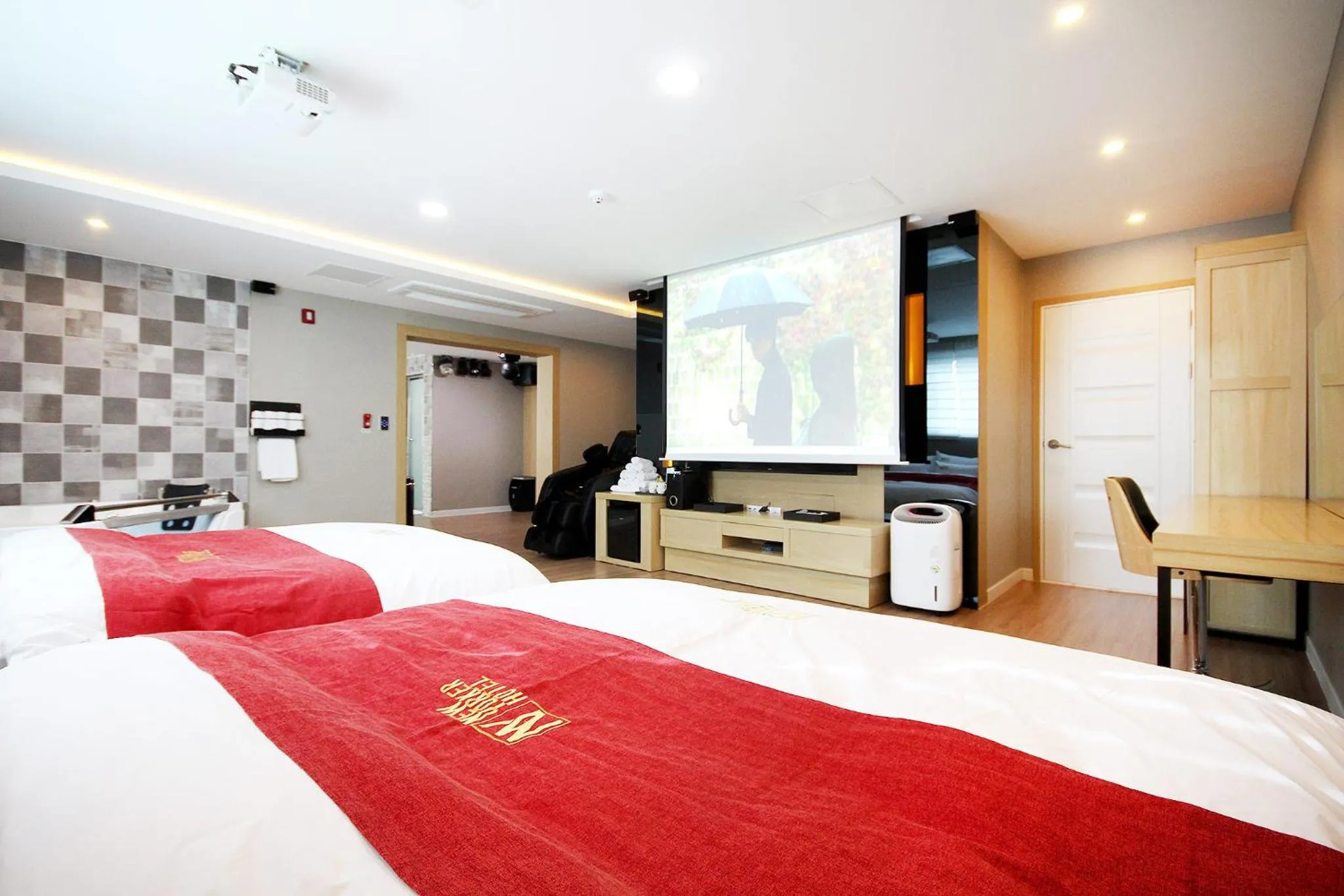 Bed in No.1 New Yorker Hotel