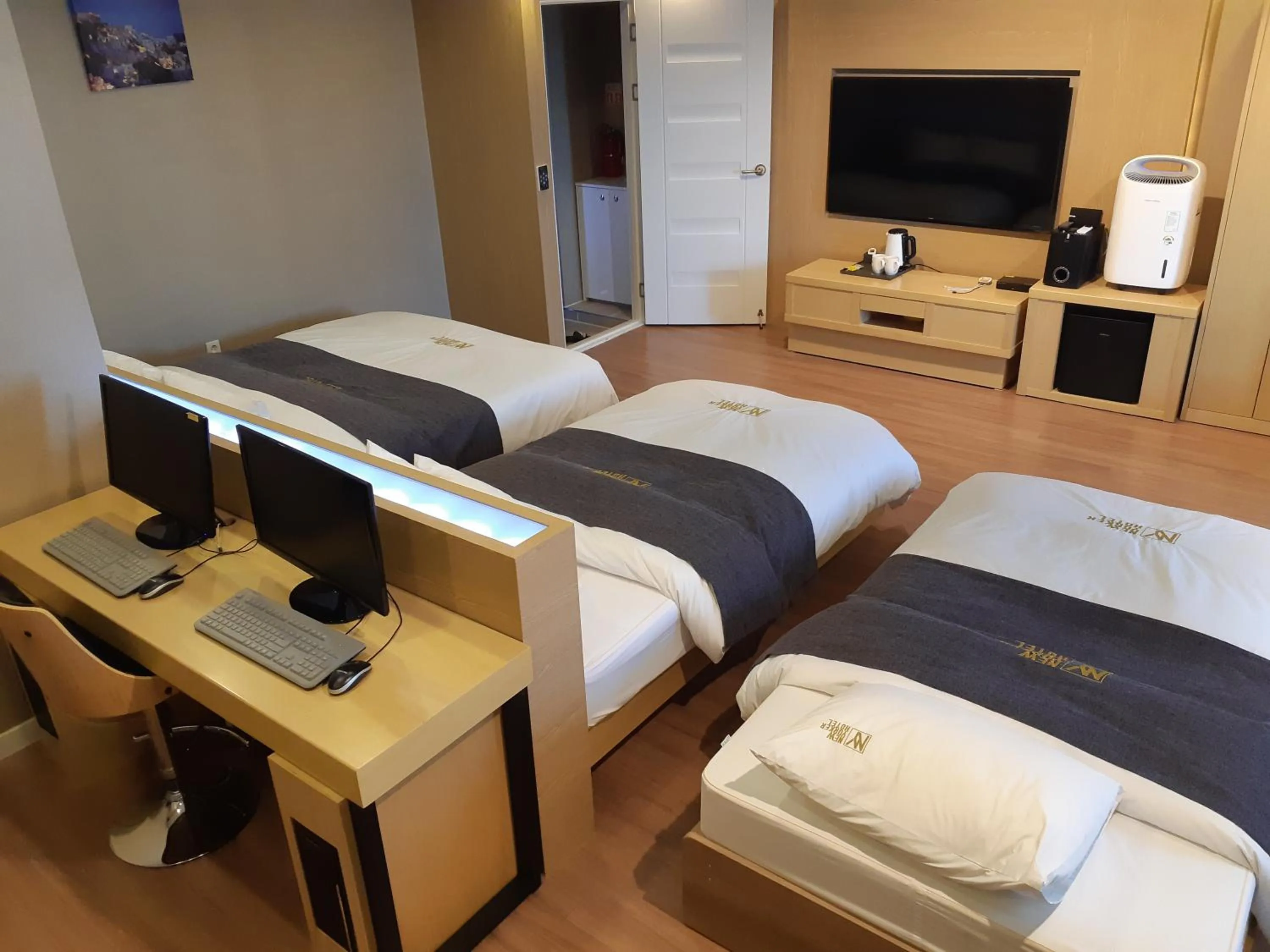 Bed in No.1 New Yorker Hotel