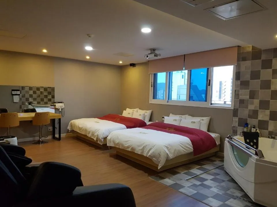 Bed in No.1 New Yorker Hotel