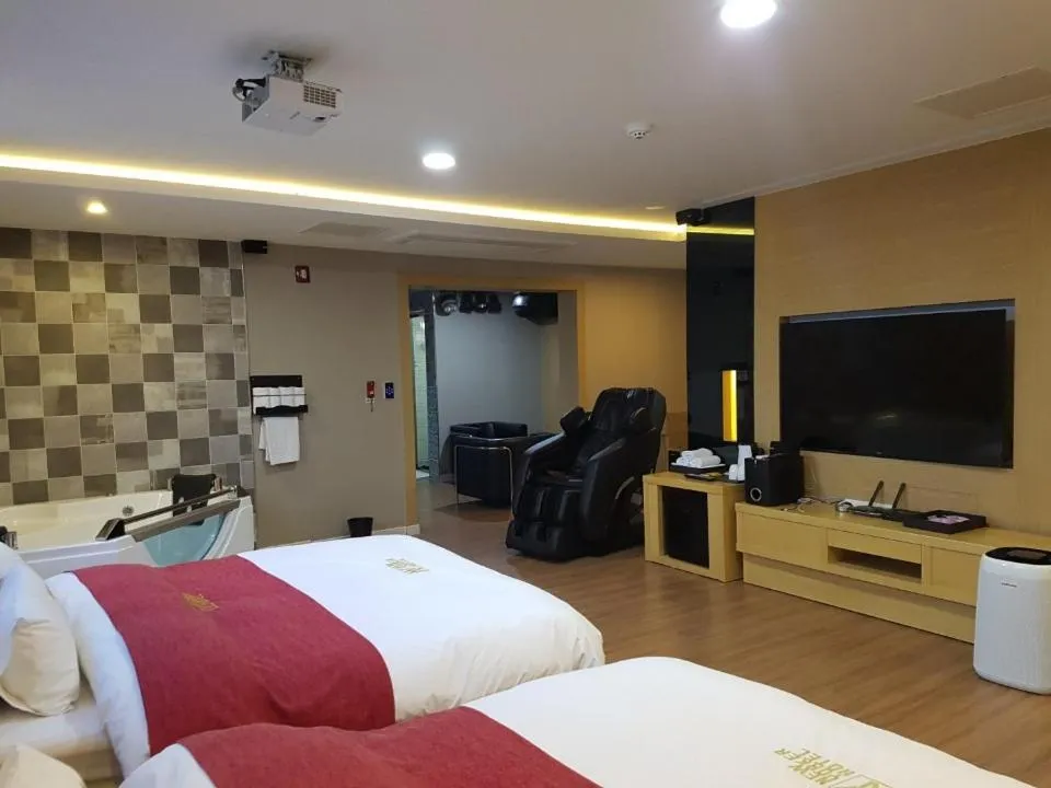 Bed in No.1 New Yorker Hotel