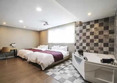 Bed in No.1 New Yorker Hotel