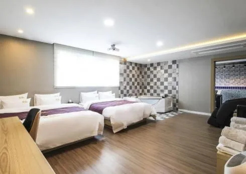 Bed in No.1 New Yorker Hotel