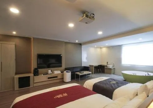 Bed in No.1 New Yorker Hotel