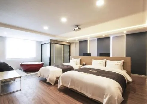 Bed in No.1 New Yorker Hotel