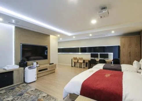 Bed in No.1 New Yorker Hotel