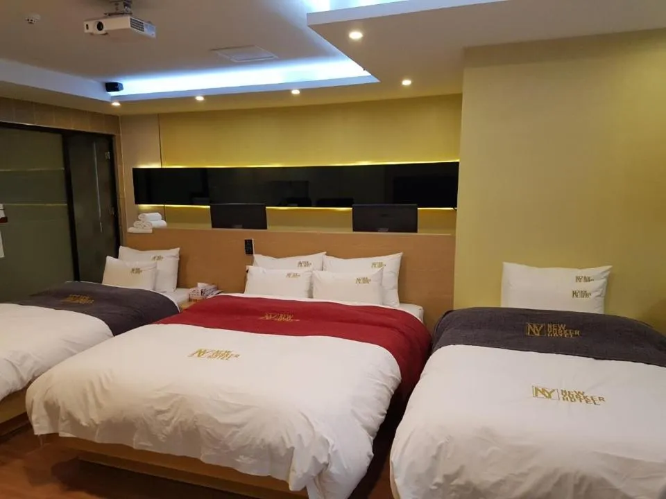 Bed in No.1 New Yorker Hotel