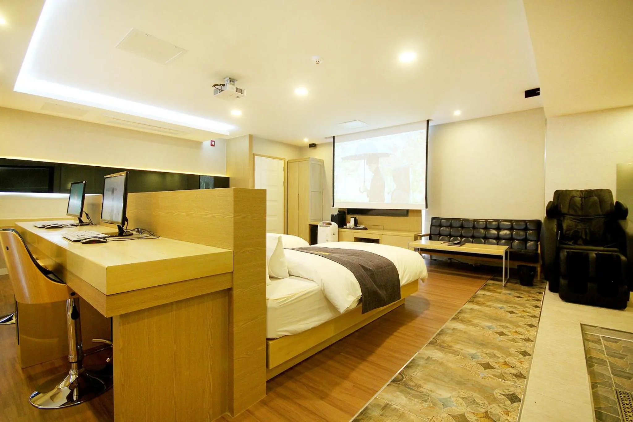 Bed in No.1 New Yorker Hotel