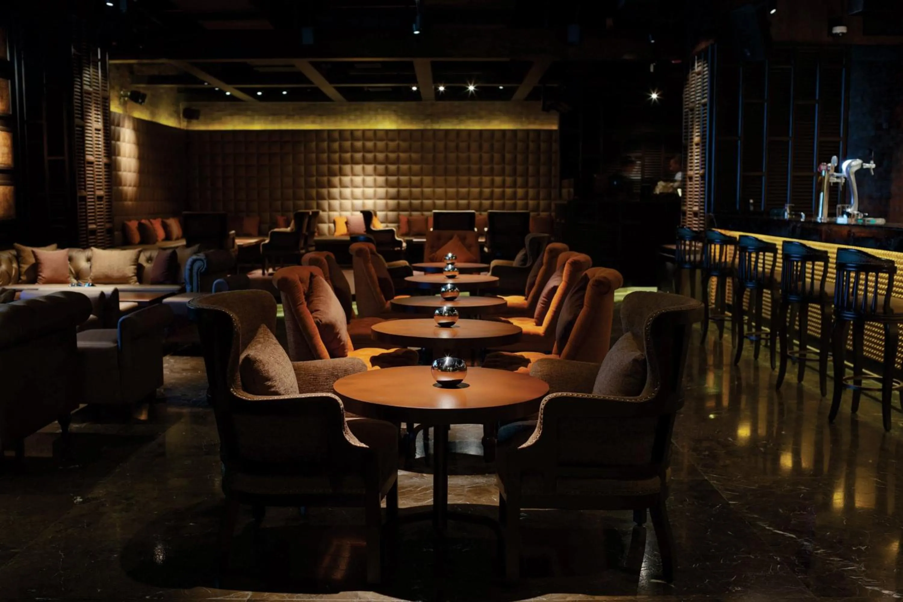 Lounge or bar in Courtyard by Marriott Mumbai International Airport