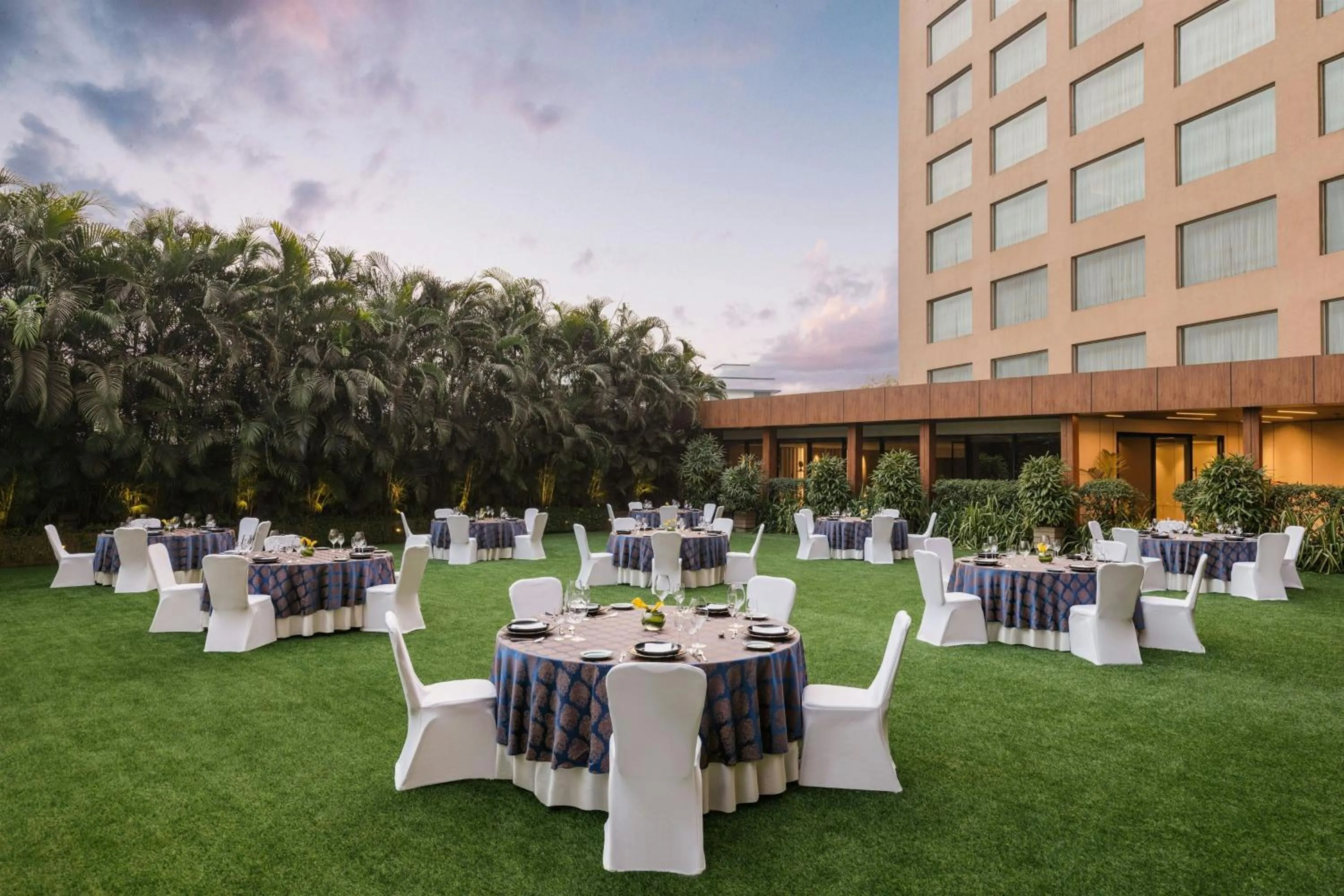 Swimming pool in Courtyard by Marriott Mumbai International Airport