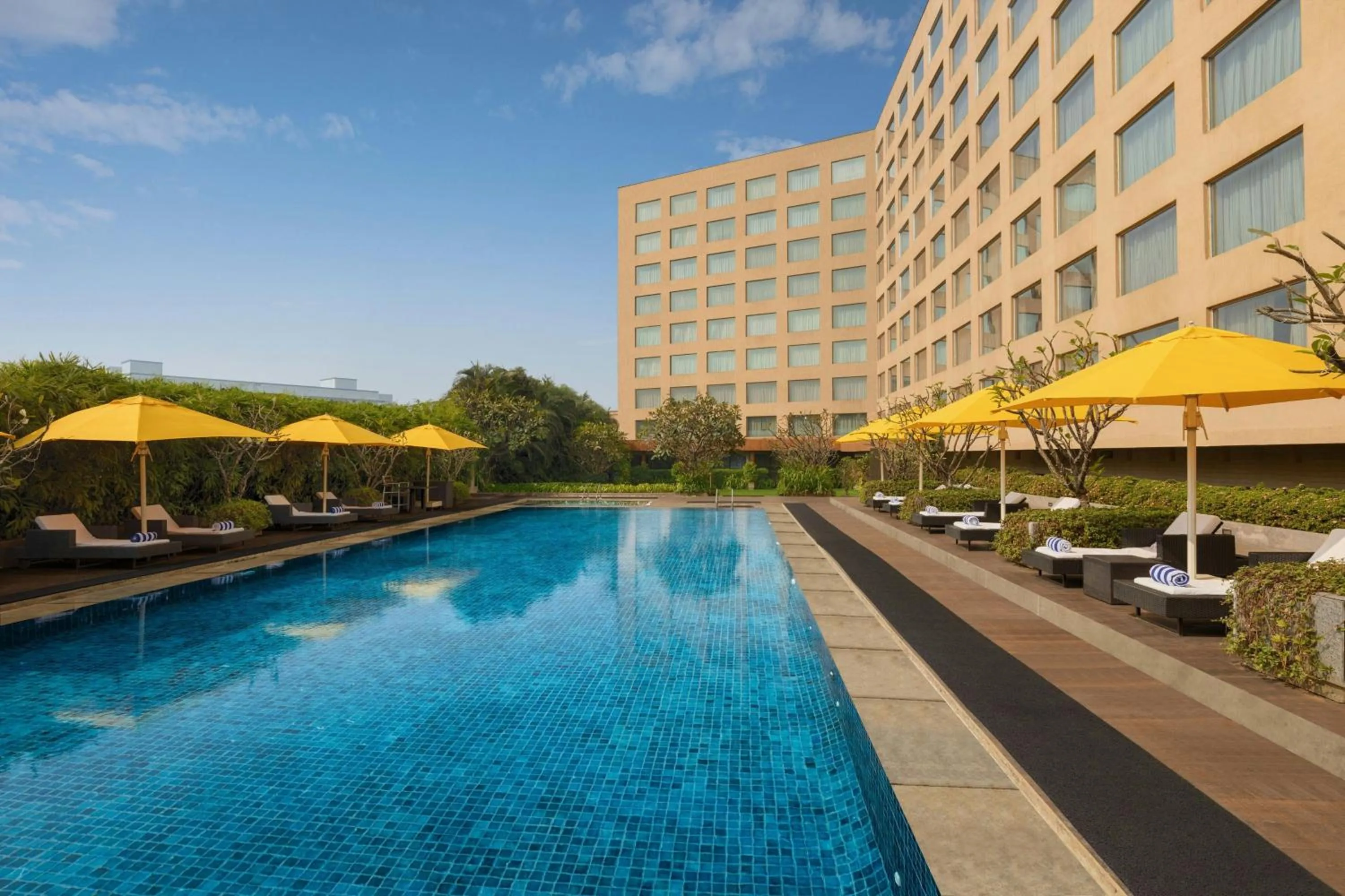 Swimming pool in Courtyard by Marriott Mumbai International Airport