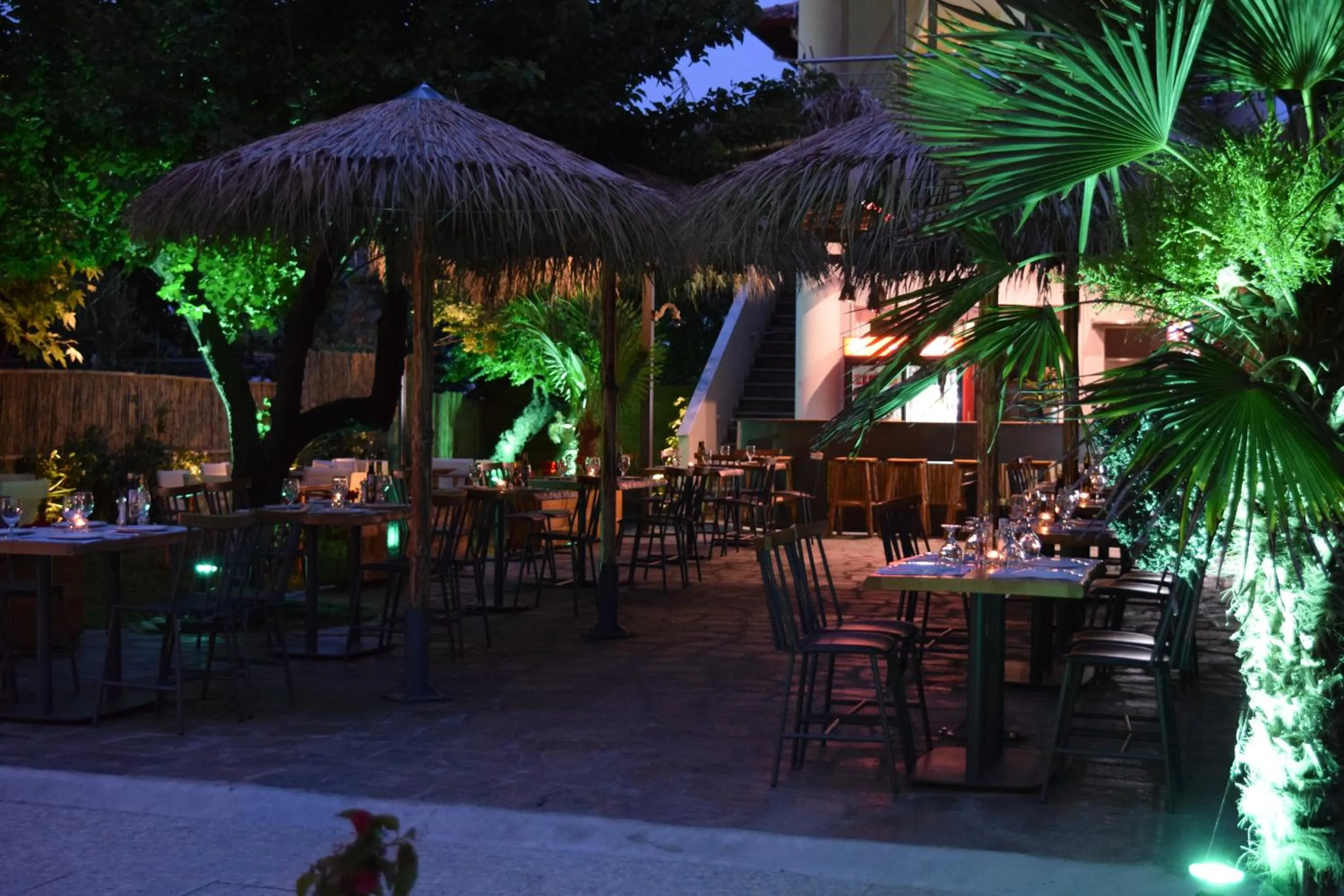 Restaurant/places to eat in Astri Hotel
