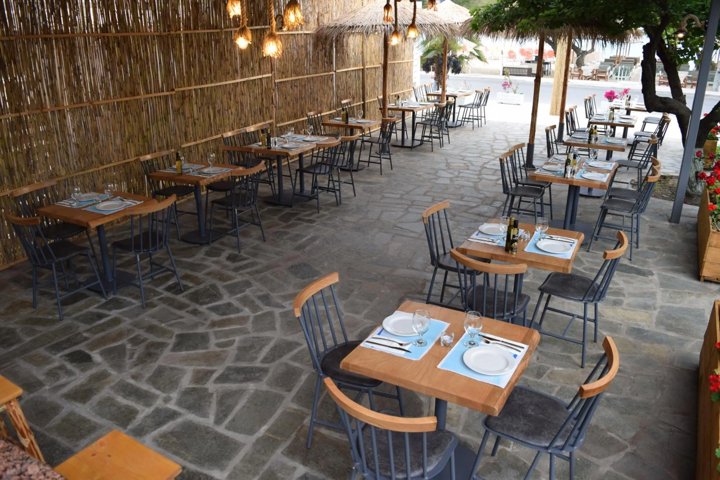 Restaurant/places to eat in Astri Hotel