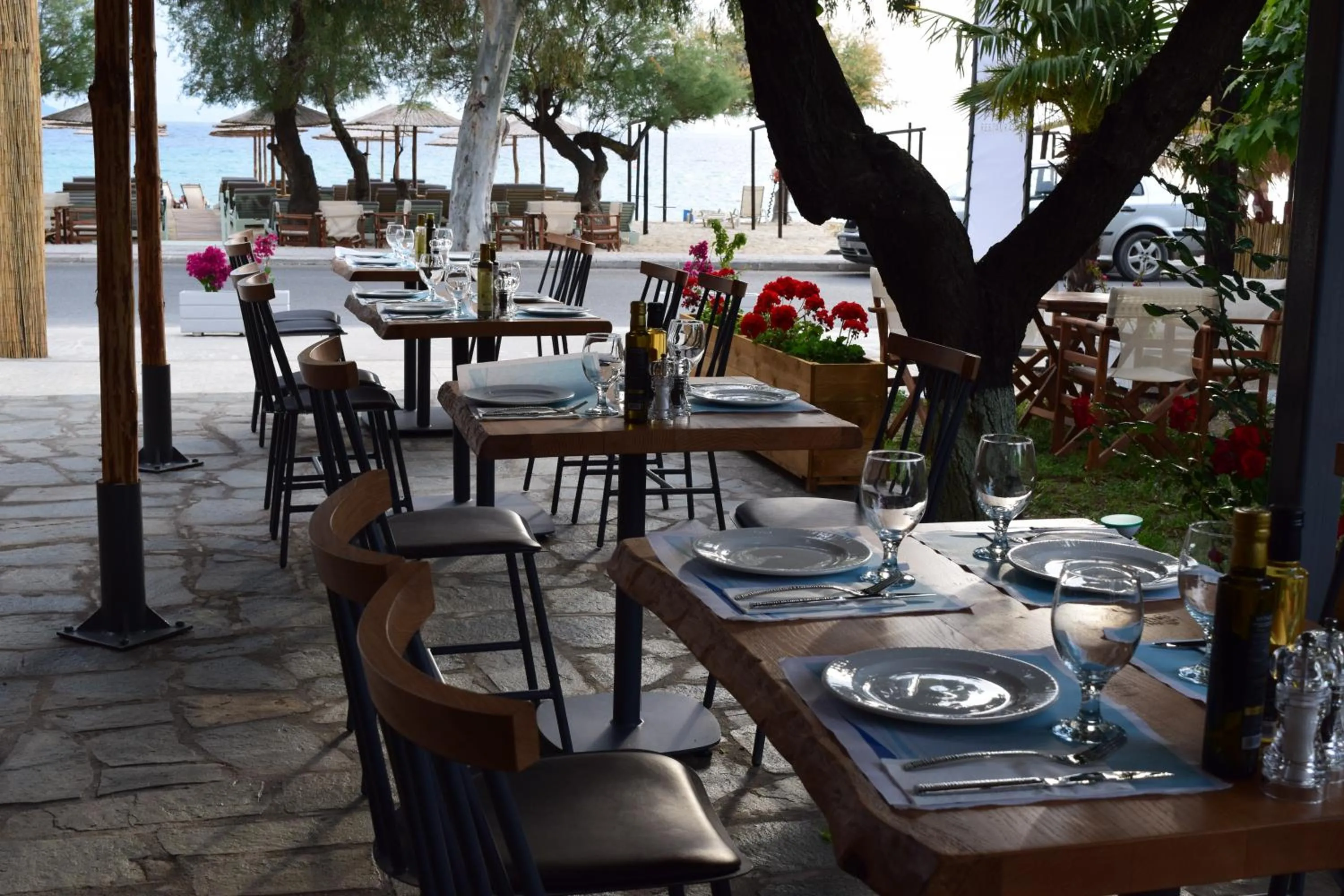 Restaurant/places to eat in Astri Hotel