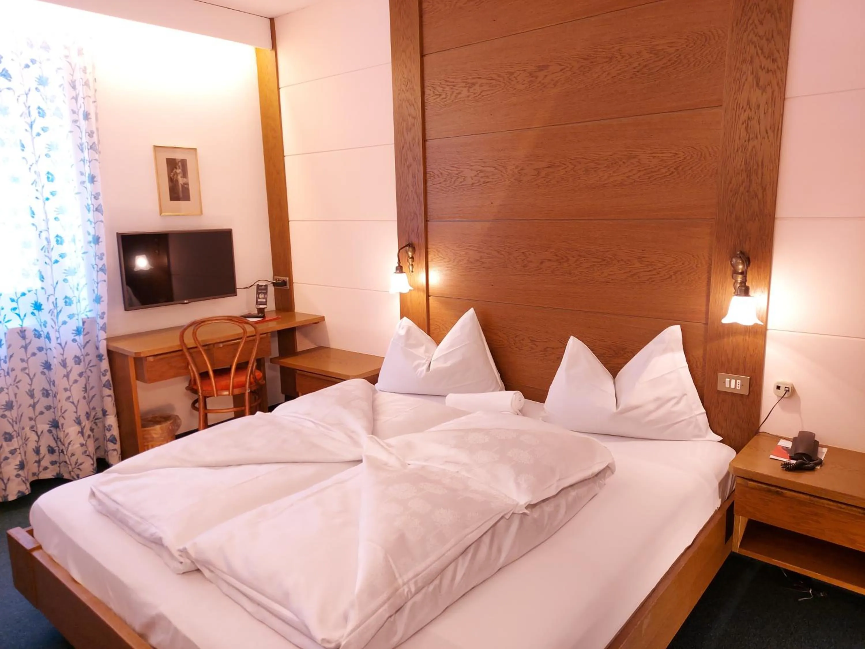 Staff, Bed in Hotel Schuster