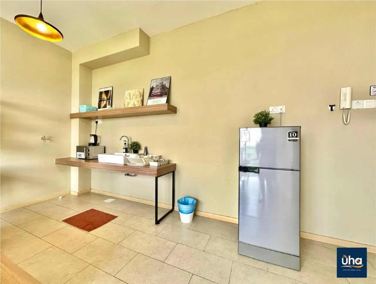 Kitchen or kitchenette in Cube 8 Teens Taman Mount Austin Apartment by UHA