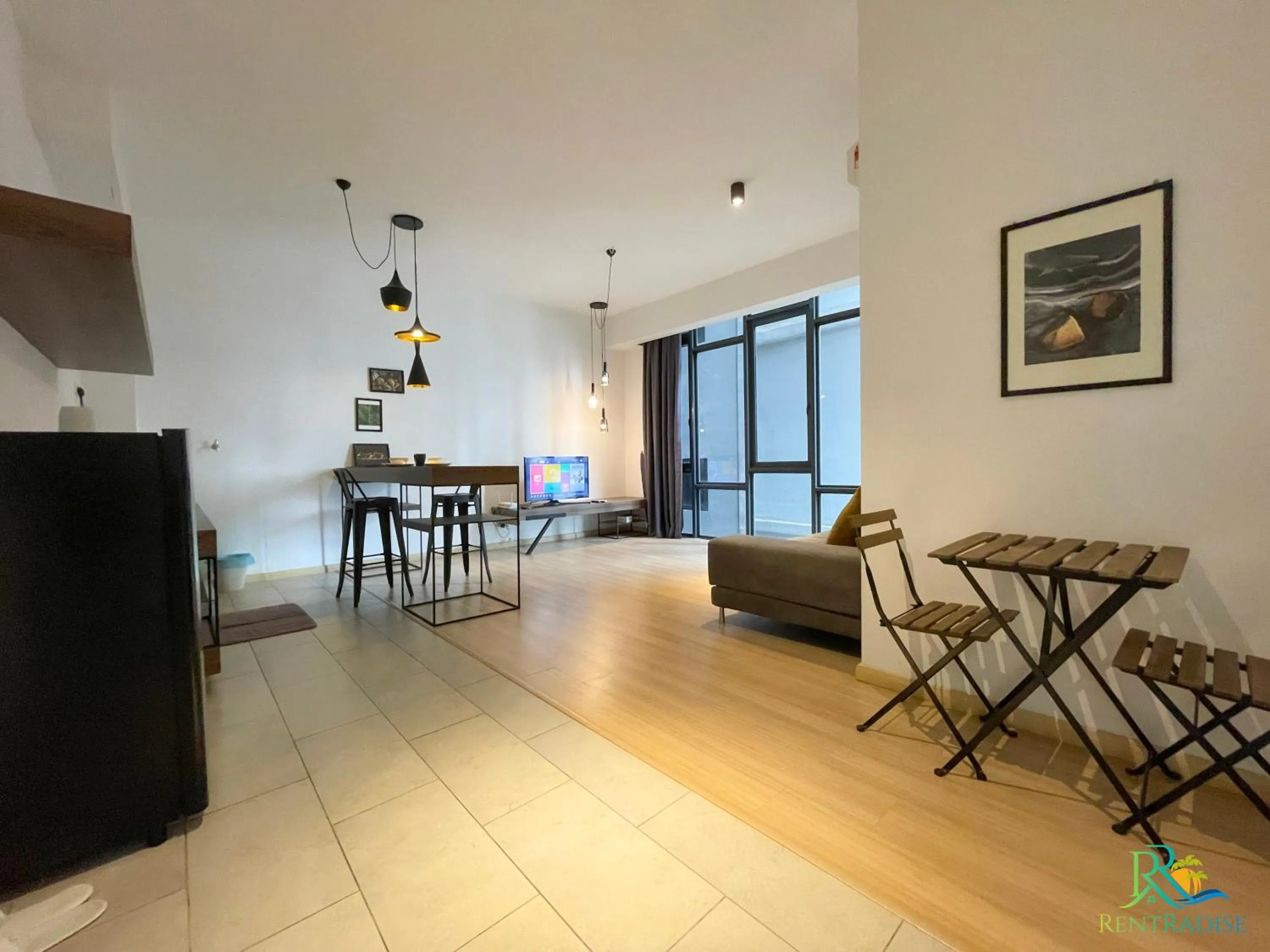 Living room in Cube 8 Teens Taman Mount Austin Apartment by UHA