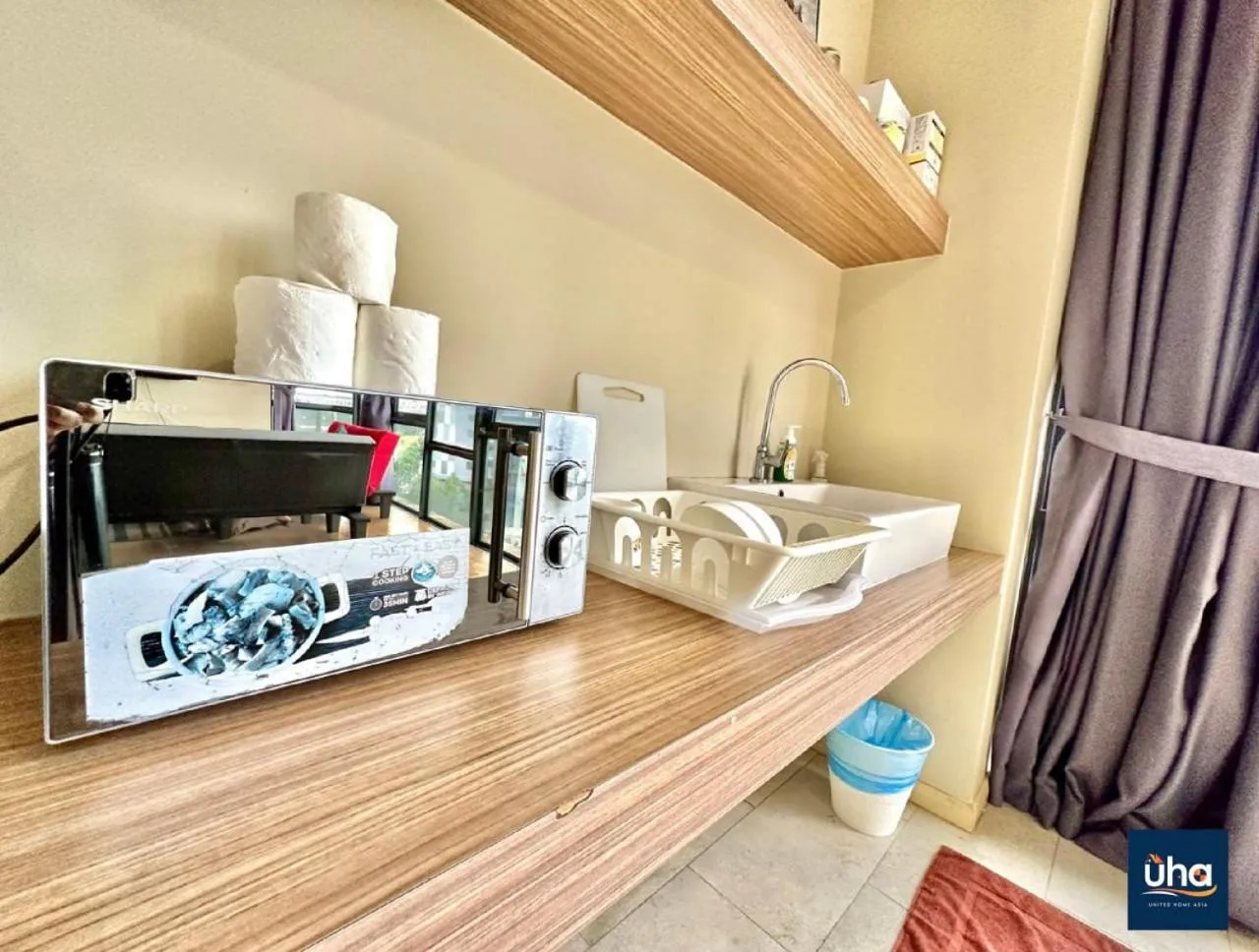 Kitchen or kitchenette in Cube 8 Teens Taman Mount Austin Apartment by UHA