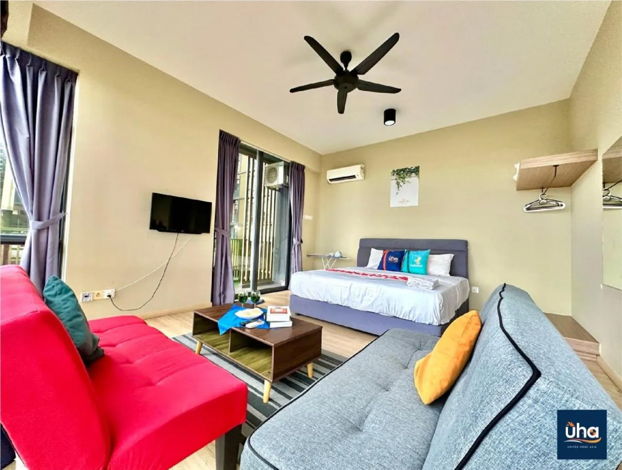 Communal lounge/ TV room in Cube 8 Teens Taman Mount Austin Apartment by UHA