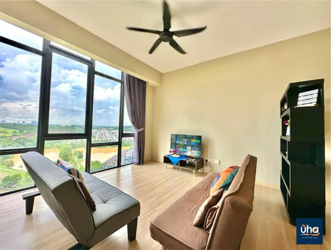 Communal lounge/ TV room in Cube 8 Teens Taman Mount Austin Apartment by UHA