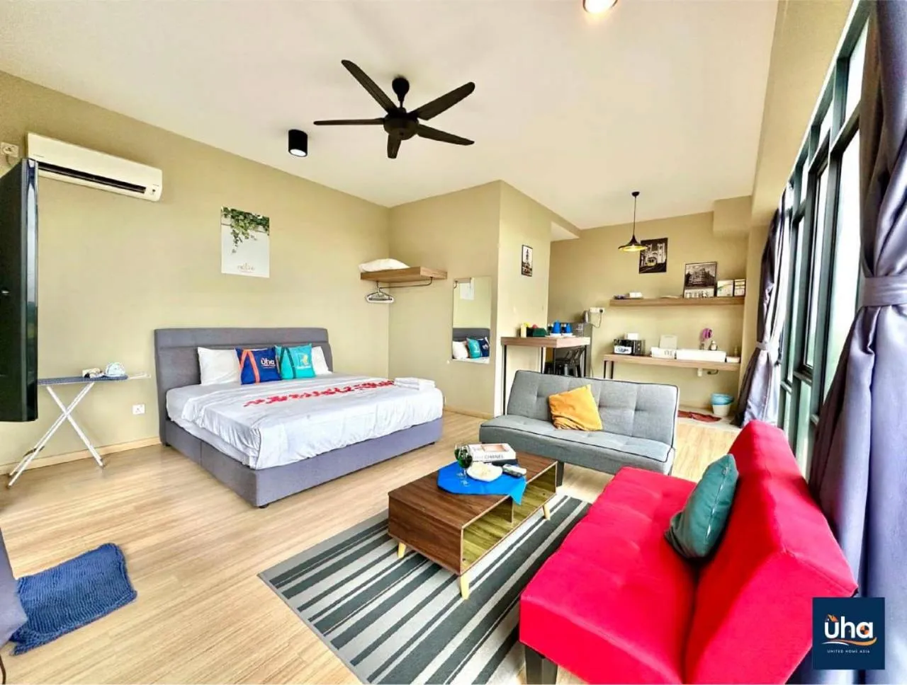 Communal lounge/ TV room in Cube 8 Teens Taman Mount Austin Apartment by UHA