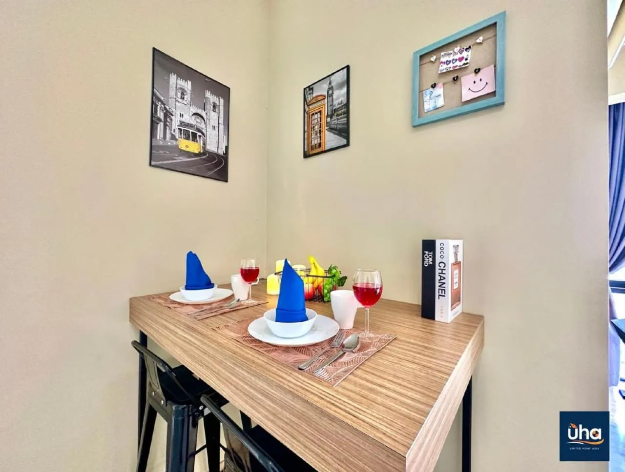 Dining area in Cube 8 Teens Taman Mount Austin Apartment by UHA
