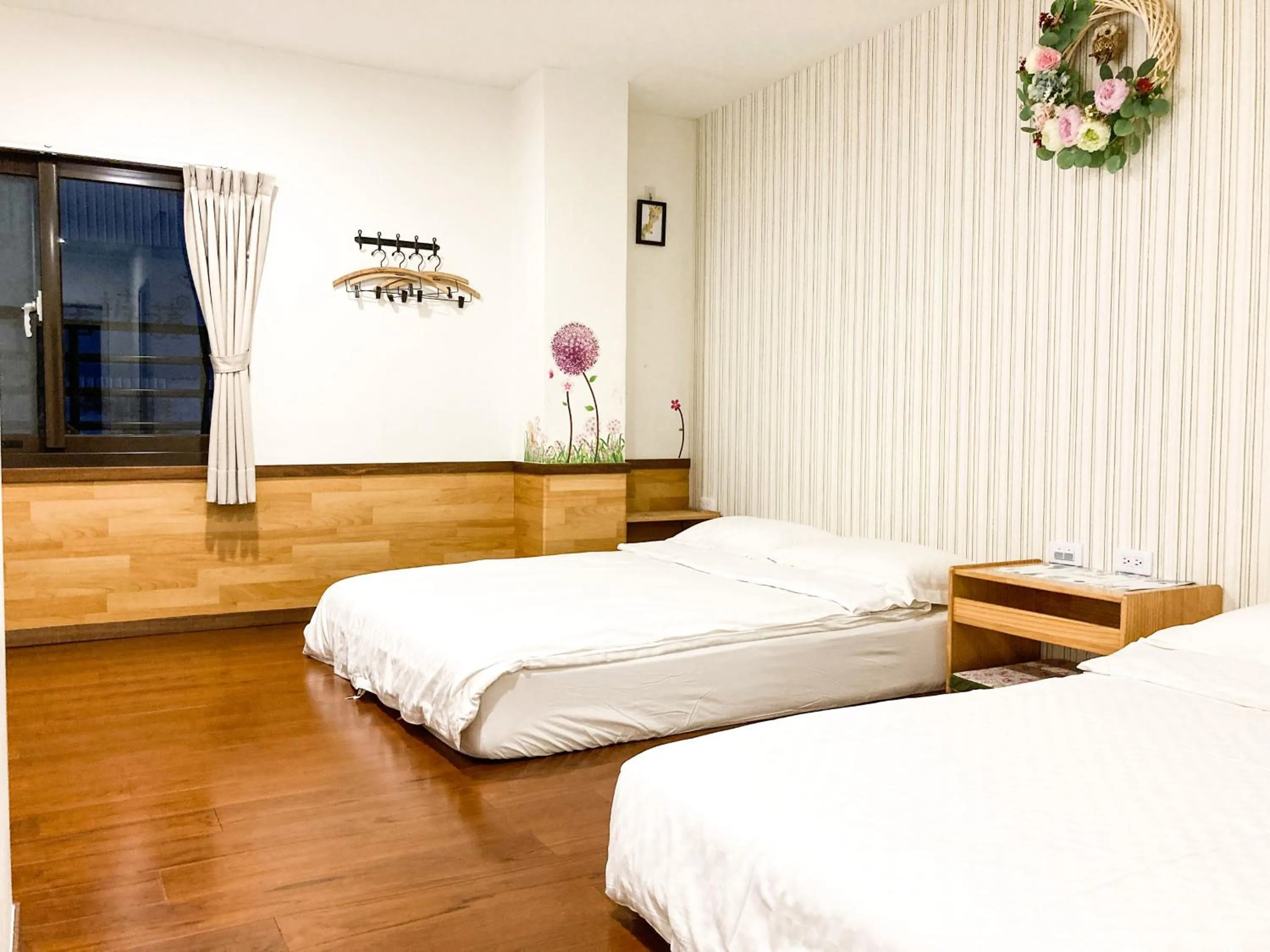Quadruple Room with Private Bathroom in Park 66