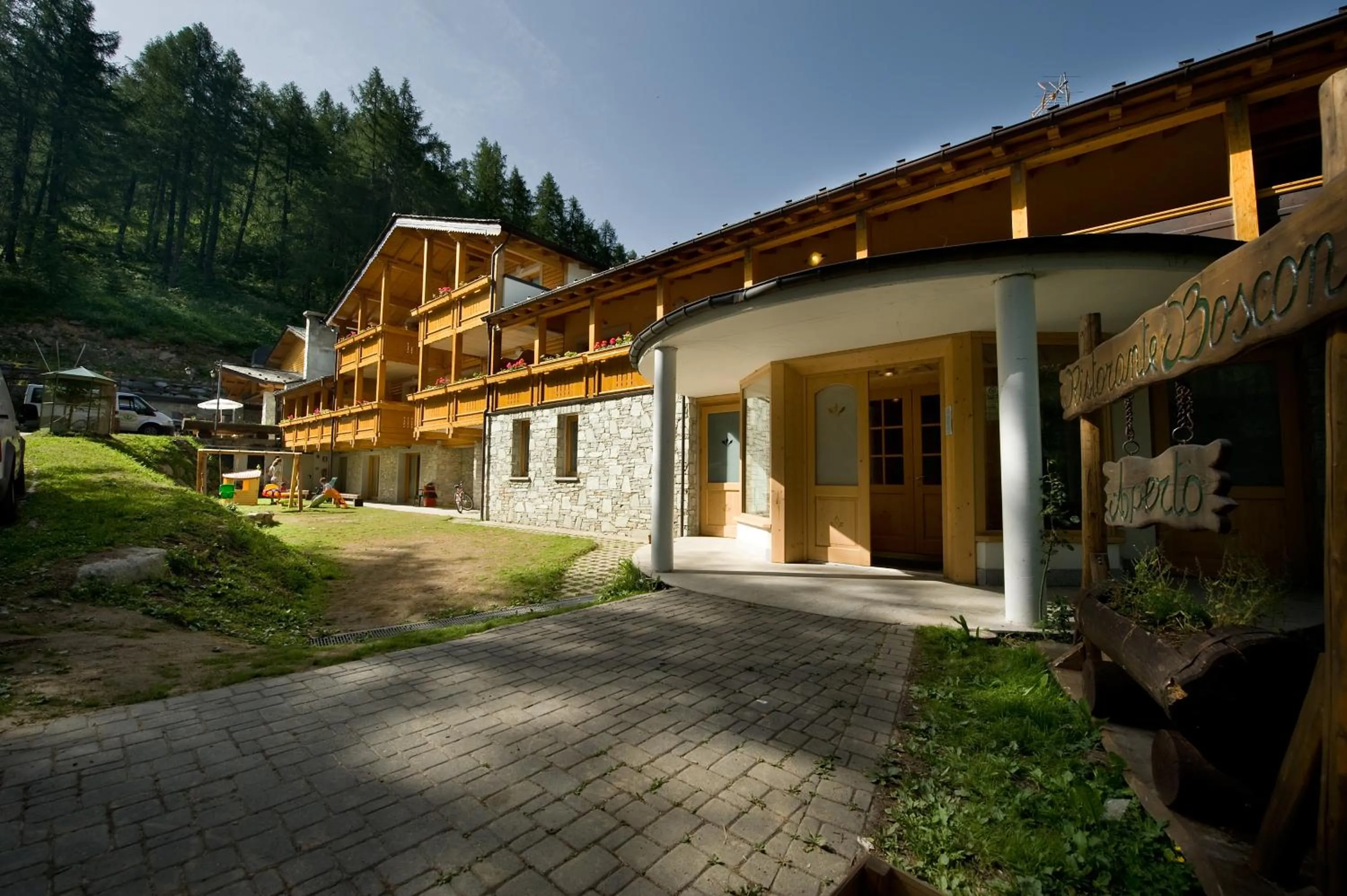 Facade/entrance in Boscone Suite Hotel