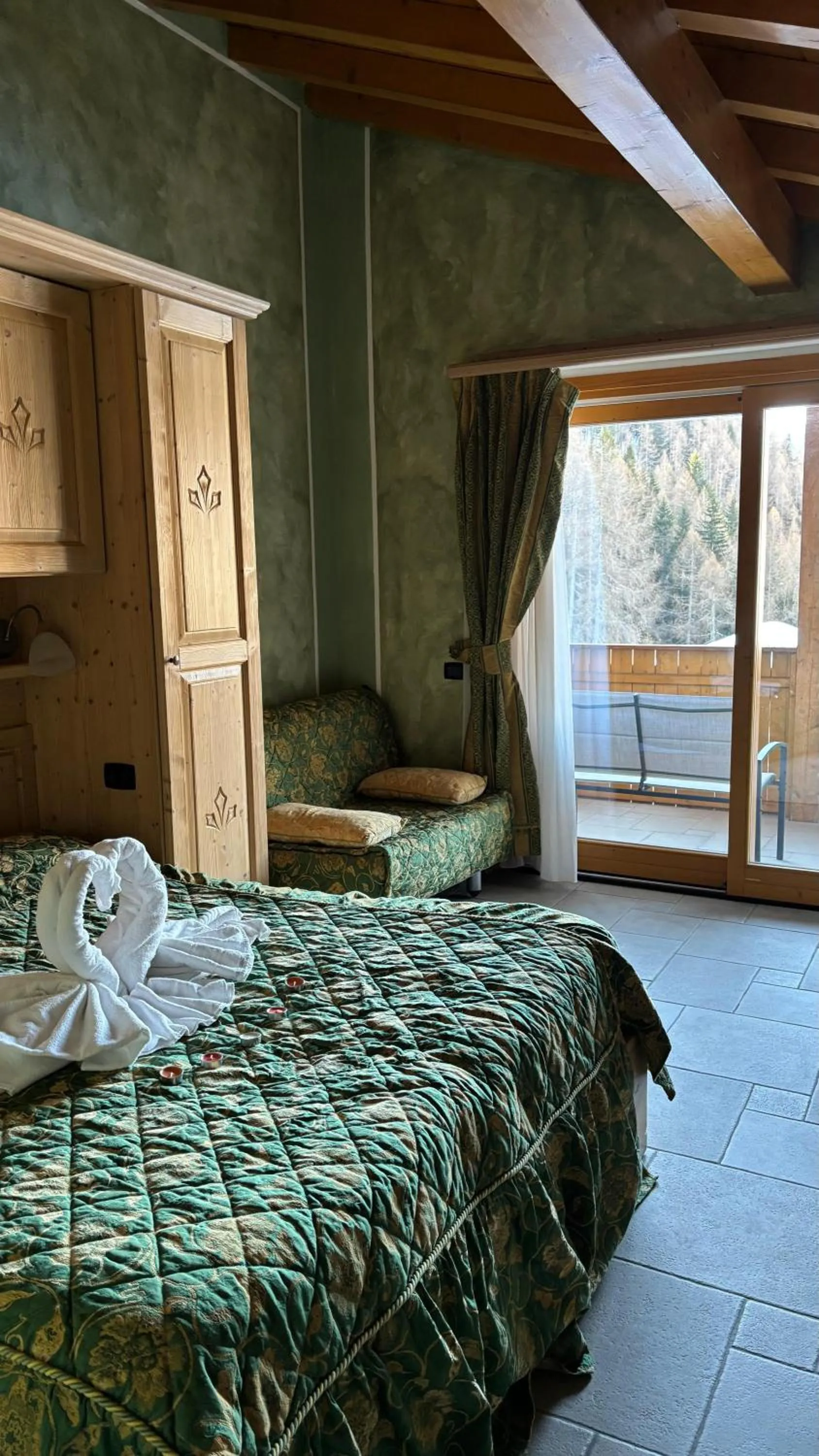 Photo of the whole room, Bed in Boscone Suite Hotel