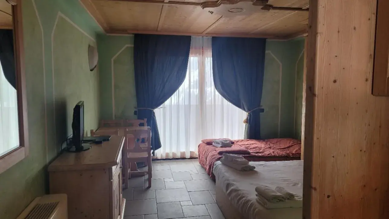 Double Room with Mountain View in Boscone Suite Hotel Double Room with Mountain View in Boscone Suite Hotel