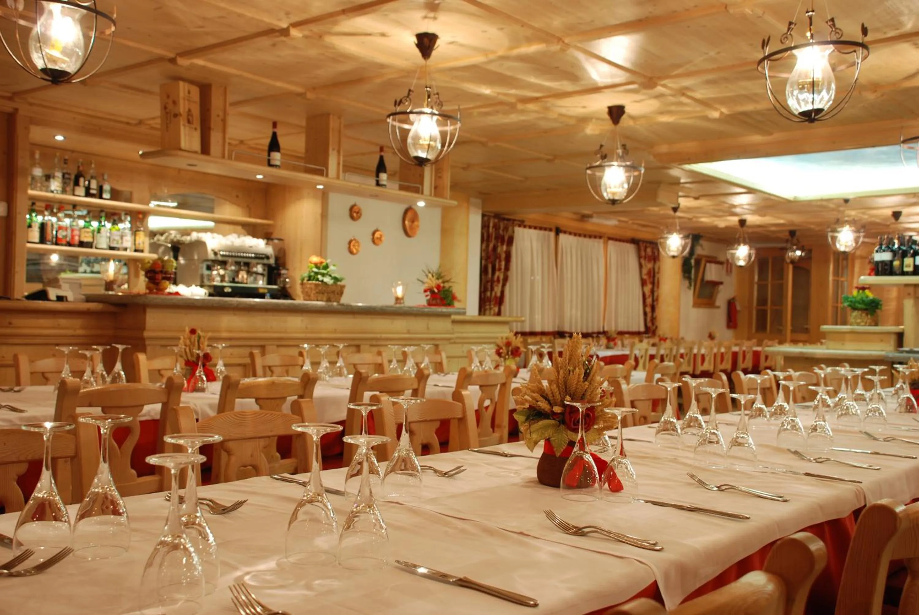 Restaurant/places to eat in Boscone Suite Hotel